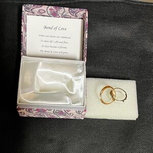 NIB Bond of love glass rings sculpture. It’s made of clear glass w/ gold ring